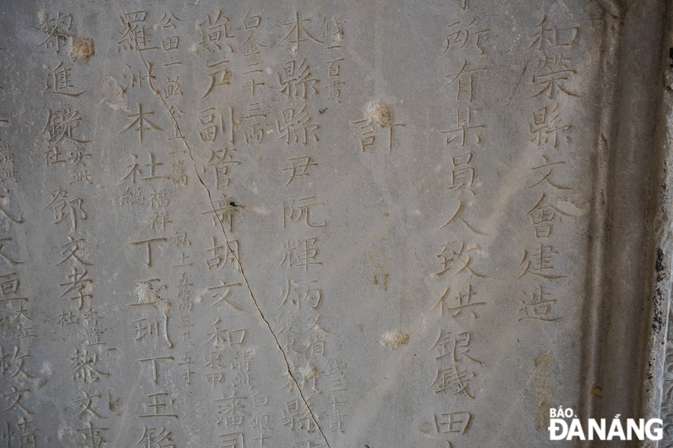 Among the five steles are two cracked ones but inscriptions on them are still intact. The content of the steles mainly records the process of building and overlapping the site as well as the contribution of money and efforts of locals and others. In addition, there is a stone stele inscribed with the names of the studious generations in Hoa Vang District who studied and passed exams under the Nguyen Dynasty.