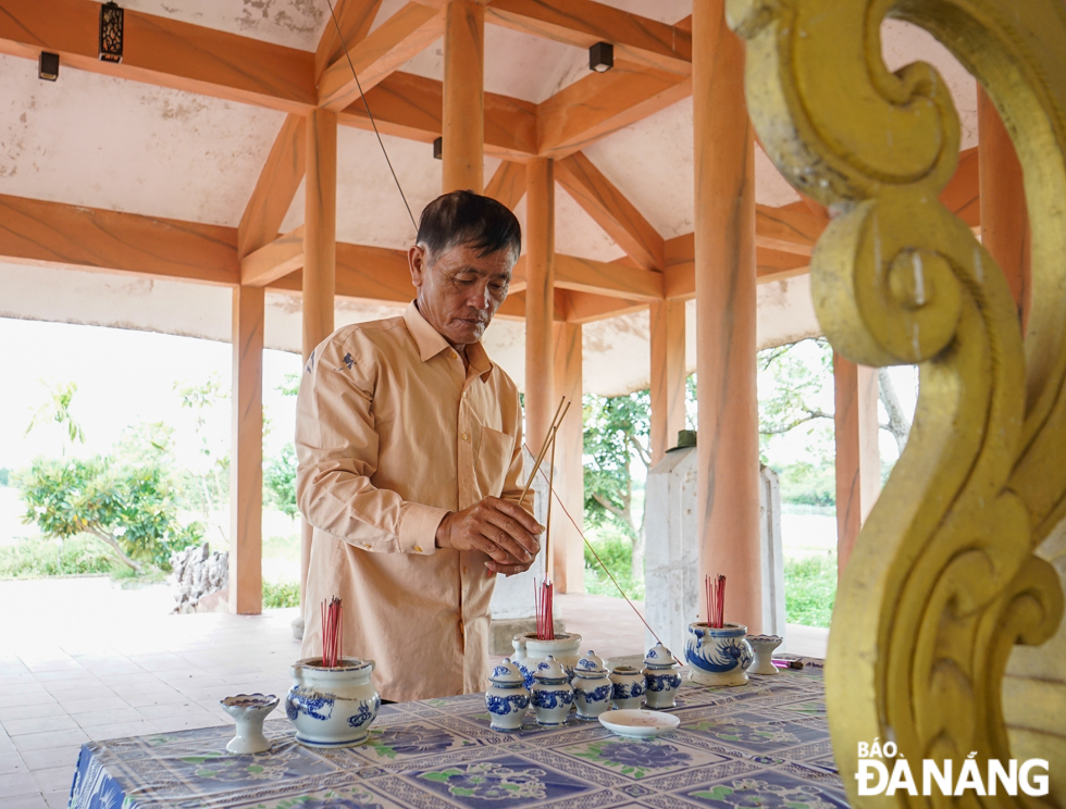 Although there are no management board and keepers, locals are still conscious of preserving, cleaning and keeping environmental sanitation at the relic. In the photo: Mr. Tran Em, the Head of Go Ha Village offering incense to commemorate ancestors.