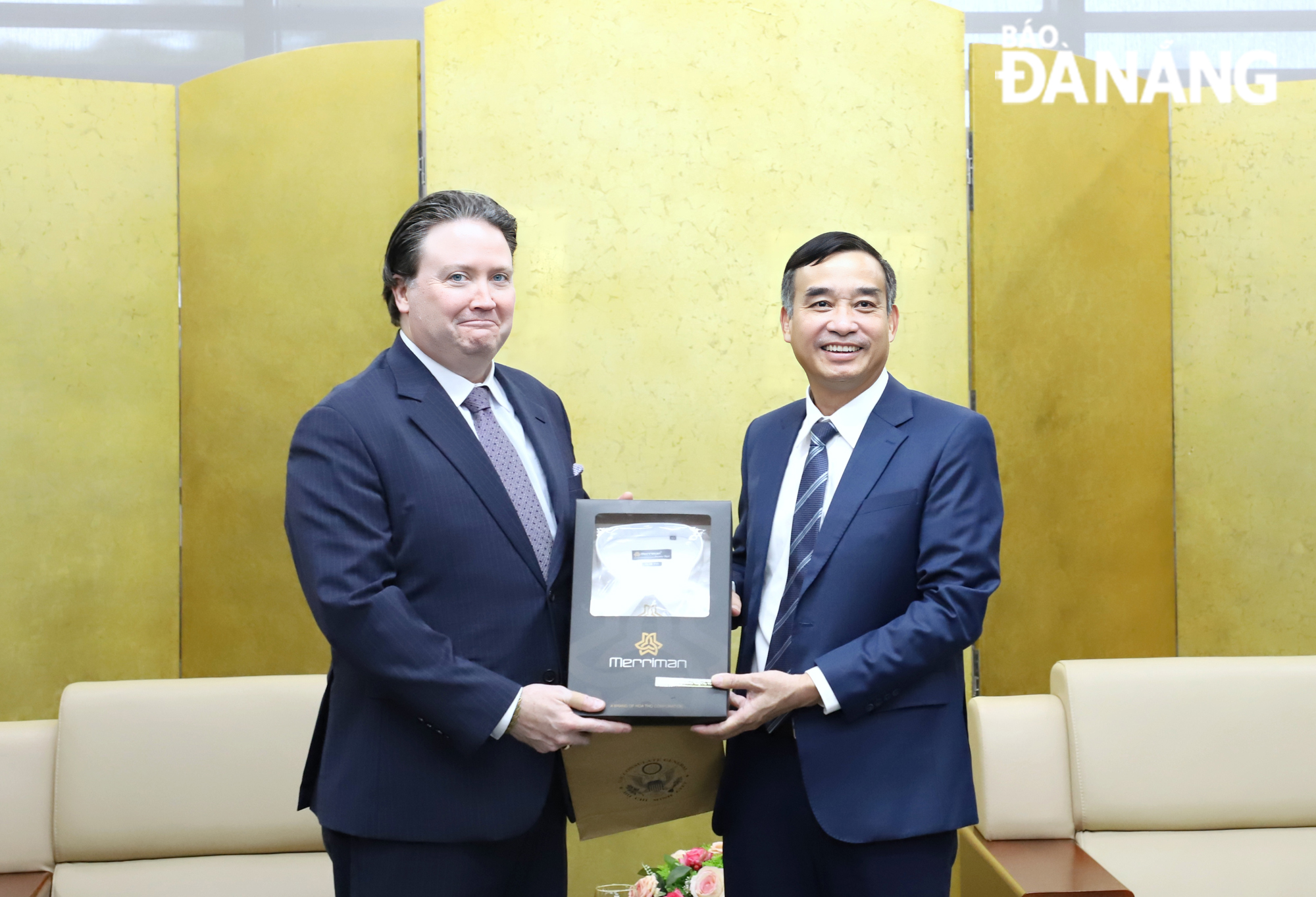 Da Nang People's Committee Chairman Le Trung Chinh (right) receiving US Ambassador to Viet Nam Marc E.Knapper