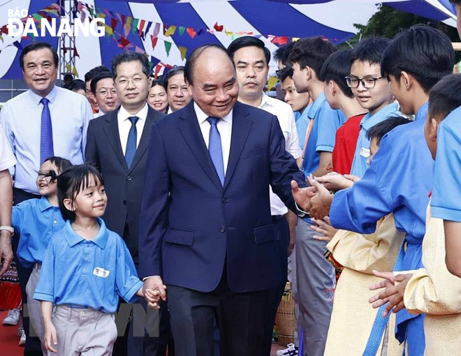 President Nguyen Xuan Phuc visits children at school. Photo: MILLION TUNG