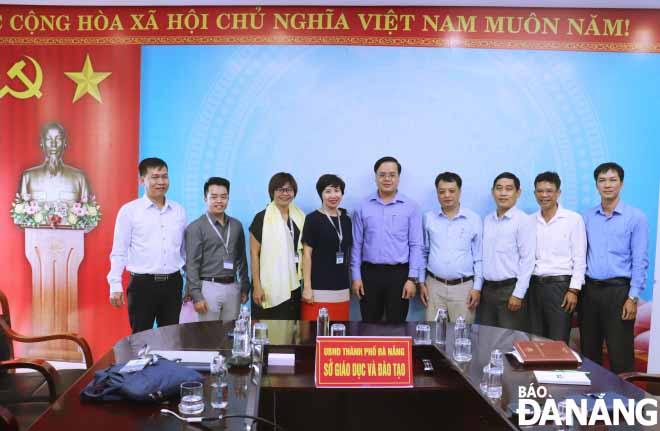Đại diện Sở GD&ĐT và Microsoft Việt Nam chụp ảnh lưu niệm tại buổi làm việc. Ảnh: NGỌC HÀ.