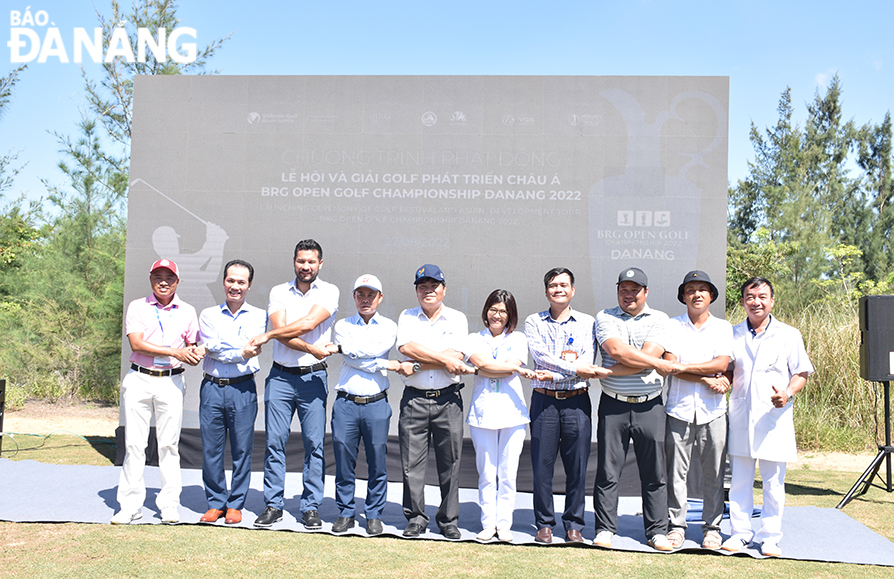 The launch ceremony aimed to boost the morale of participating golfers and staff involved in supporting the tournament. Photo: THU HA