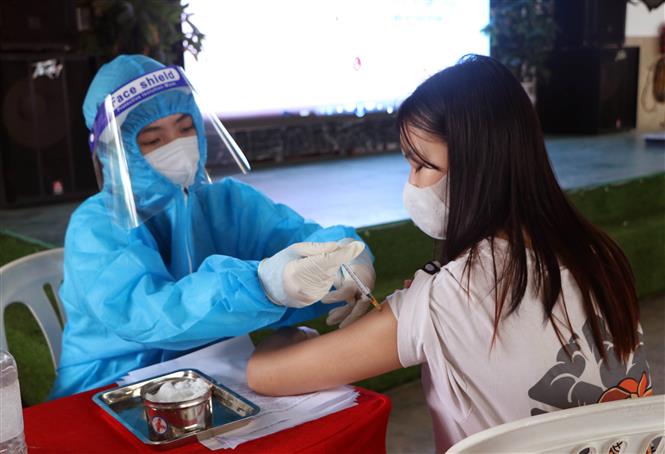 Nhân viên Trung tâm Y tế thành phố Phan Rang - Tháp Chàm tiêm vaccine cho đối tượng từ 18 tuổi trở lên. Ảnh: Công Thử/TTXVN.