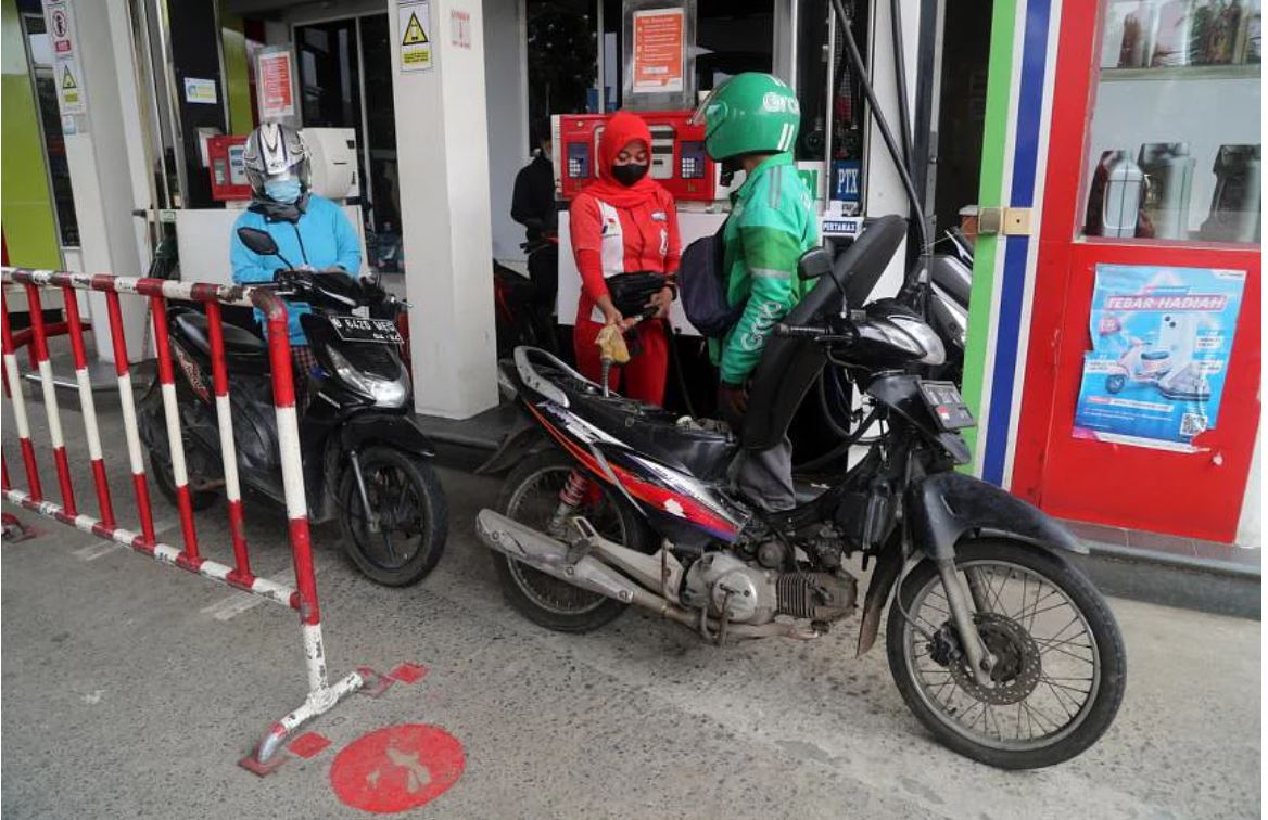 Người dân chờ đổ xăng tại Indonesia. Ảnh: EPA