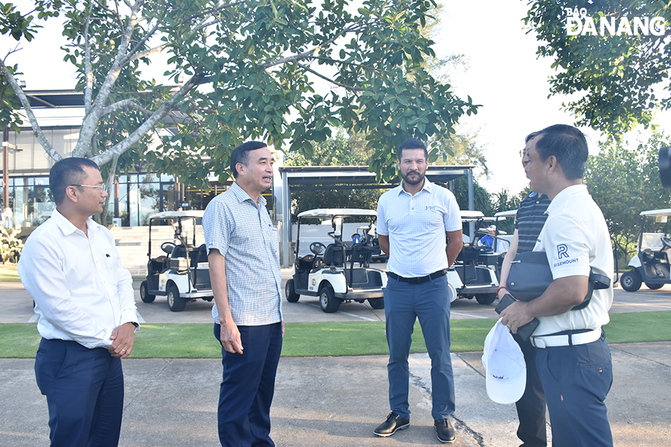 Da Nang People's Committee Chairman Le Trung Chinh (second the left) listening to a report about the preparation work. Photo: THU HA.