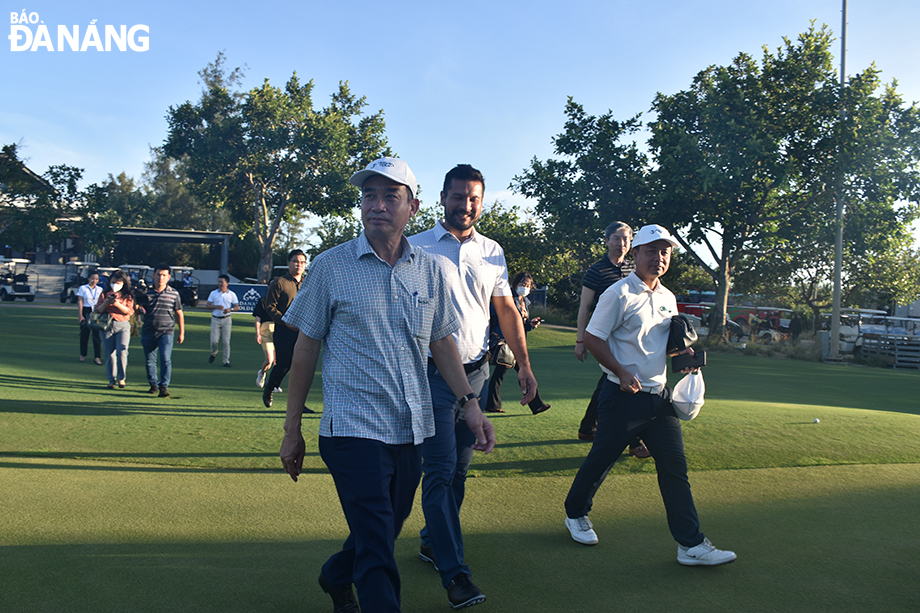 Chairman Le Trung Chinh (in the lead) inspecting the training ground. Photo: THU HA