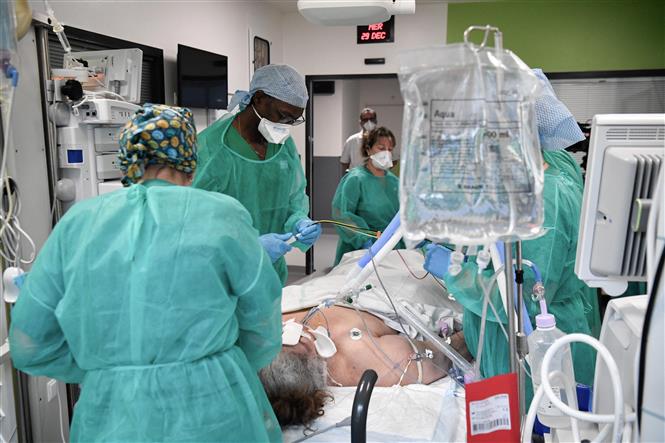 Trong ảnh: Nhân viên y tế điều trị cho bệnh nhân COVID-19 tại bệnh viện ở Saint-Denis, ngoại ô Paris, Pháp. Ảnh: AFP/TTXVN