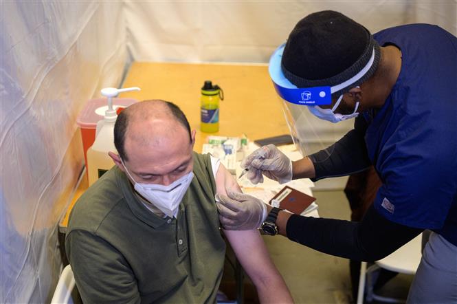 Nhân viên y tế tiêm vaccine ngừa COVID-19 cho người dân ở New York, Mỹ. Ảnh: AFP/TTXVN
