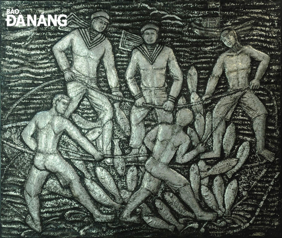 'Bam Bien Cung Ngu Dan' (Cling to the sea with fishermen (Material: aluminum mound) by Pham Ngoc Duong from Quang Ngai Province