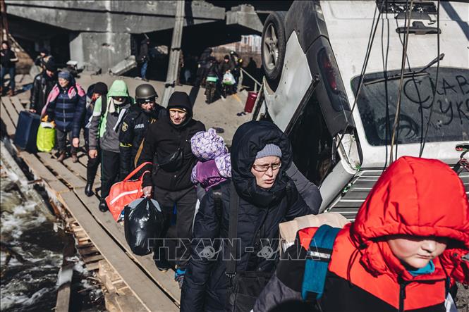 Người dân sơ tán tránh xung đột tại Irpin, Ukraine, ngày 11/3/2022. Ảnh: THX/TTXVN
