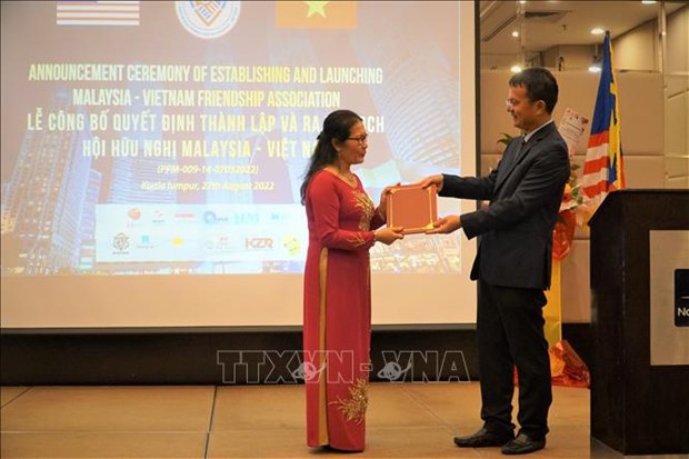 Vietnamese Ambassador to Malaysia Tran Viet Thai hands over the  congratulatory letters from the Vietnamese Ministry of Foreign Affair to Chairwoman of the Malaysia-Vietnam Friendship Association Tran Thi Chang (Photo: VNA) 