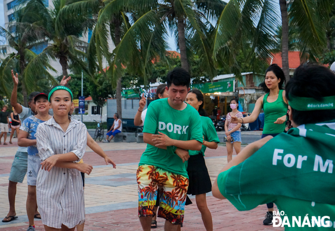 Free dancing on the My Khe Beach attracts a large number of participants. Everyone expressed their excitement in the dance steps on the background of exciting Vietnamese and international songs.