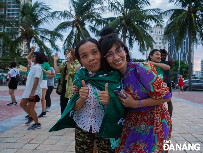 As an active member of the Dork Dancing group, Ms. Hang Phuong (right) said, through the ‘Big Dork Dance’ events, she and other group members want to continue to raise public awareness of the importance of healthcare, and create a useful playground for the community, thereby contributing to spreading positive energy to everyone.