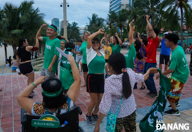 After a period of operation, the Dork Dancing group has connected many locals and tourists to its dancing activities. Besides Da Nang and Ho Chi Minh City, the activity has spread to Denver in the USA.