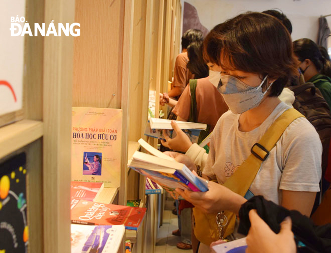 Young people participated in the books and clothes exchange session organized by the SANV in Da Nang. Photo: D.L