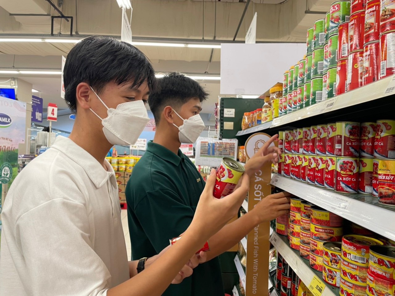 Trade - service is one of the pillars of Da Nang’s economic development. People are observed buying goods at Lotte Mart in Da Nang. Photo: QUYNH TRANG