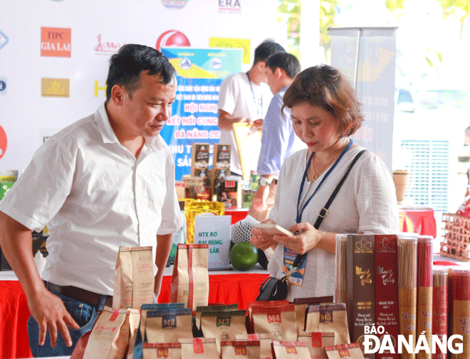 Visitors are seen at the EWEC Da Nang 2022 Photo: QUYNH TRANG