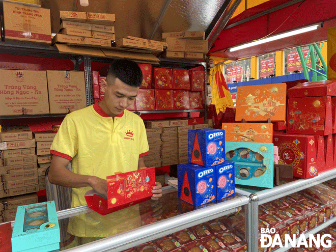 This year, moon cake stalls open earlier than usual. IN THE PHOTO: A sales staff at the Kinh Do mooncake stall on Dien Bien Phu Street. Photo: Giao Thuy