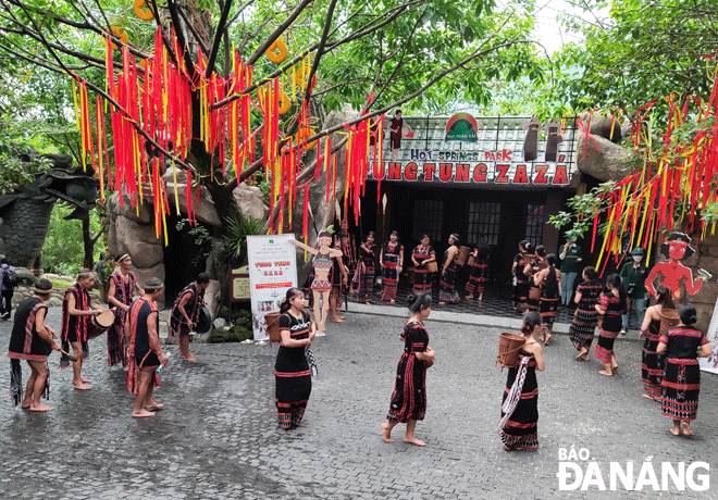 The ‘Tung tung da da’ dance which is a traditional group dance for both men and women of the Co Tu ethnic minority group performed at the Nui Than Tai Hot Springs Park. Photo: THU HA