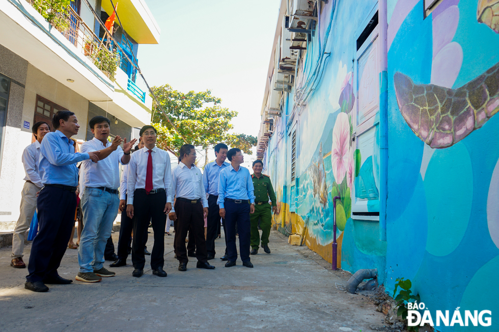 Leaders of Son Tra District, along with some representatives from the municipal Department of Culture and Sports, the Department of Tourism and related agencies visited the Man Thai mural street. Photo: X.D