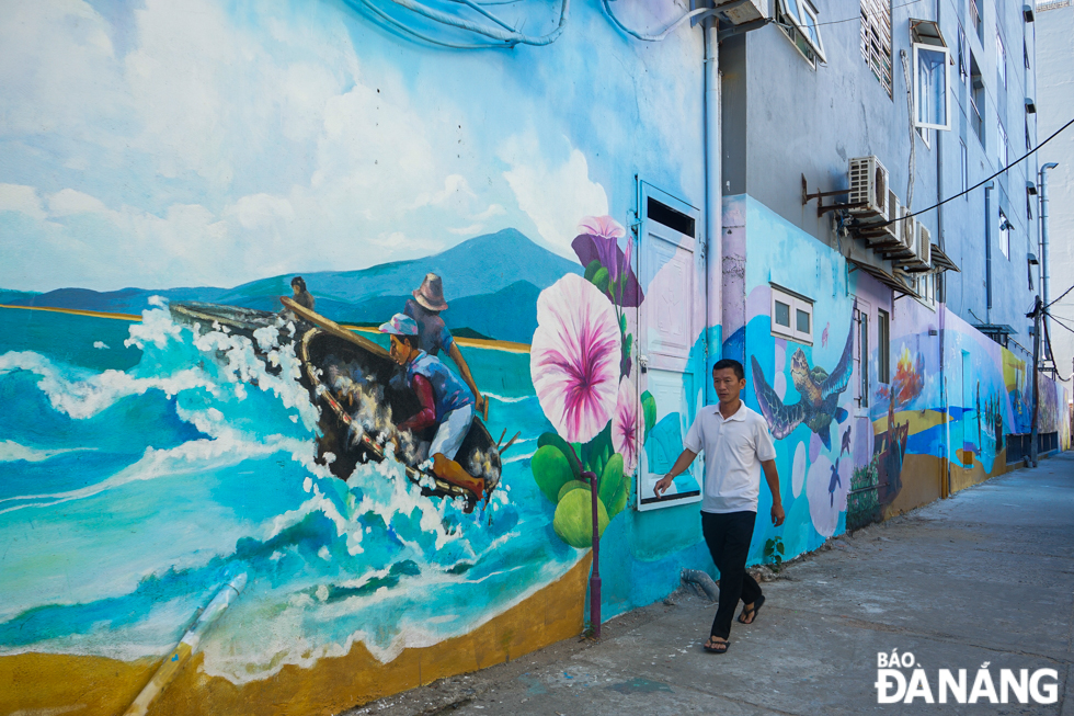 The mural paintings are made vividly in alleys adjacent to the Lang Ong area in Man Thai Ward with a length of nearly 400m and an area of more than 1,200 m2. The painting of the mural street costs a total of VND600 million from the district's budget. Photo: T.K