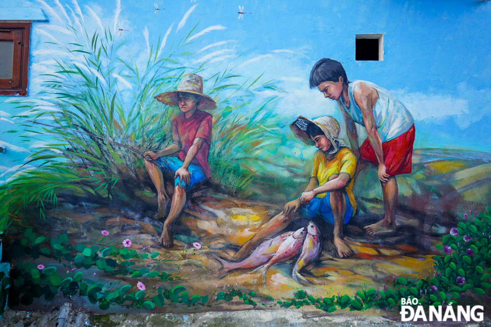 With the theme of 'The story of a fishing village', each colorful mural painting vividly depicts the cultural beauty, daily life, and livelihood of residents along the Son Tra coast. Photo: T.K