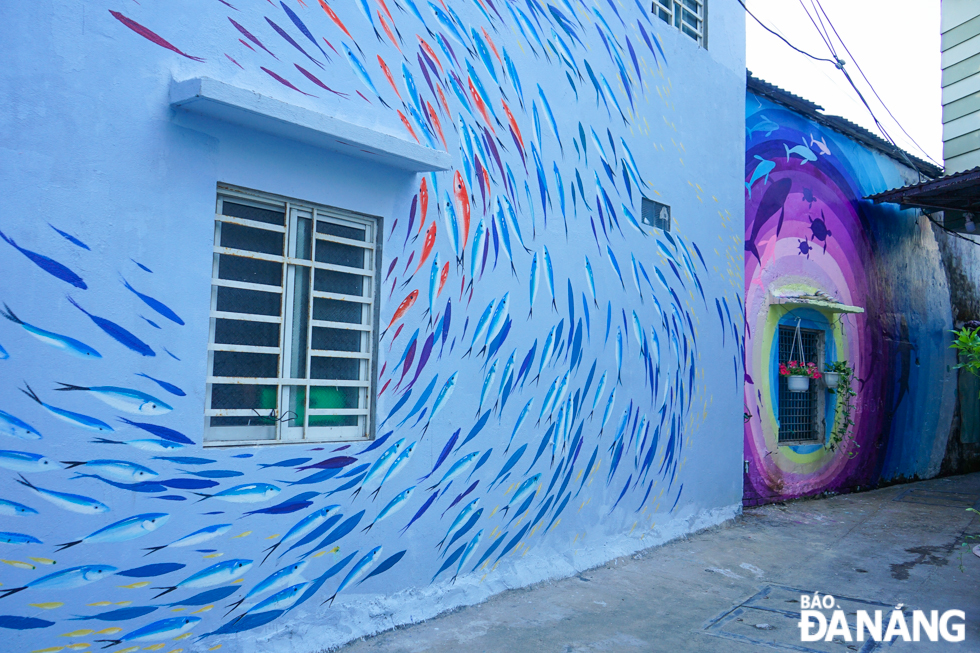 The mural paintings have given the Tan An area, residential group 12 of Man Thai ward, a makeover. The formation of the mural street received great support fromall people in the area, the households have the most uniform walls and walls. Create pictures on your wall. Photo: T.K