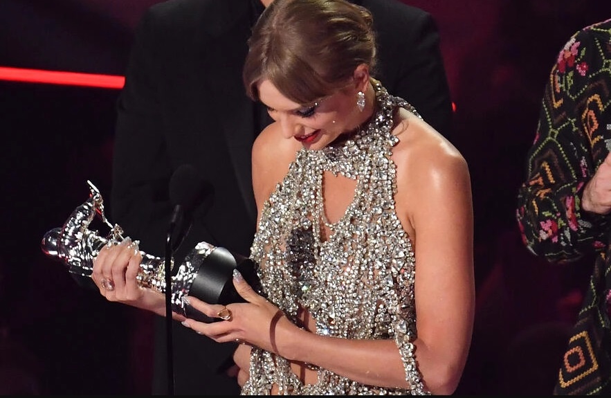 Taylor Swift là một trong những người chiến thắng lớn của VMA 2022, xuất hiện trên thảm đỏ trong bộ váy nhỏ giọt pha lê, trước khi giành giải thưởng video âm nhạc của năm trong đêm cho clip dài 10 phút 