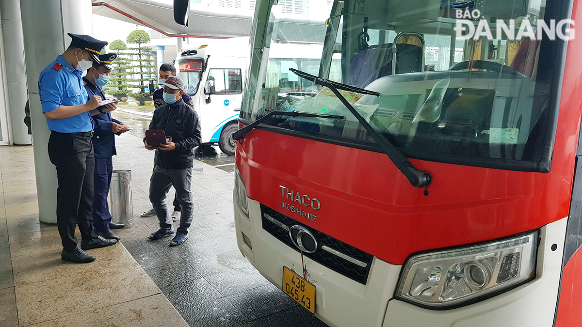 Inspections of passenger transport vehicles are being carried out at the Da Nang Coach Station. Photo: THANH LAN