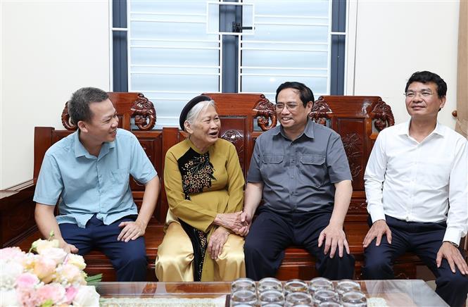 Chiều 27/8/2022, tại Lào Cai, Thủ tướng Phạm Minh Chính đã đến thăm mẹ Việt Nam anh hùng Trần Thị Doanh, sinh năm 1930, có hai con là liệt sĩ. Ảnh: Dương Giang/TTXVN