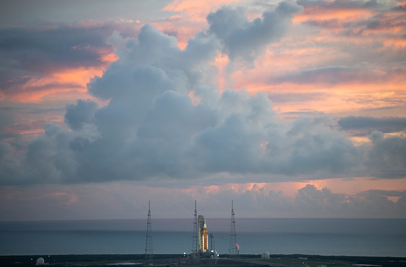 Tàu vũ trụ Orion tại bệ phóng ở Trung tâm vũ trụ Kennedy (Florida) ngày 29/8/2022. Ảnh: CNN 