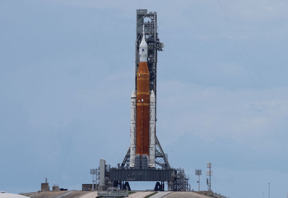 Tên lửa của NASA cùng tàu vũ trụ được đặt tại tổ hợp bệ phóng 39B ở Trung tâm Vũ trụ Kennedy (bang Florida) vào ngày 28-8, trước vụ phóng. Ảnh: Reuters
