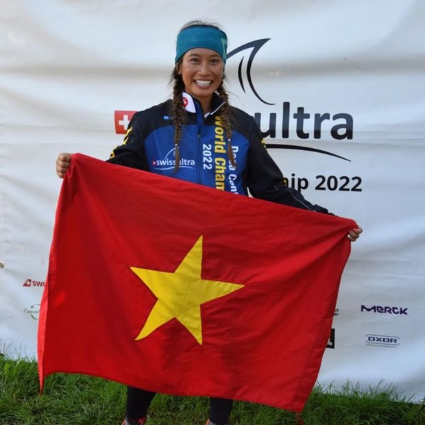 Vu Phuong Thanh celebrates her victory with the Vietnamese national flag at the Swiss Ultra Deca Continuous Triathlon World Championship on August 28. (Photo SwissUltra)