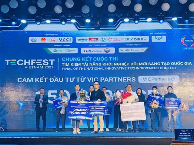 Các đội thi xuất sắc nhất nhận giải thưởng tại TECHFEST Việt Nam năm 2021