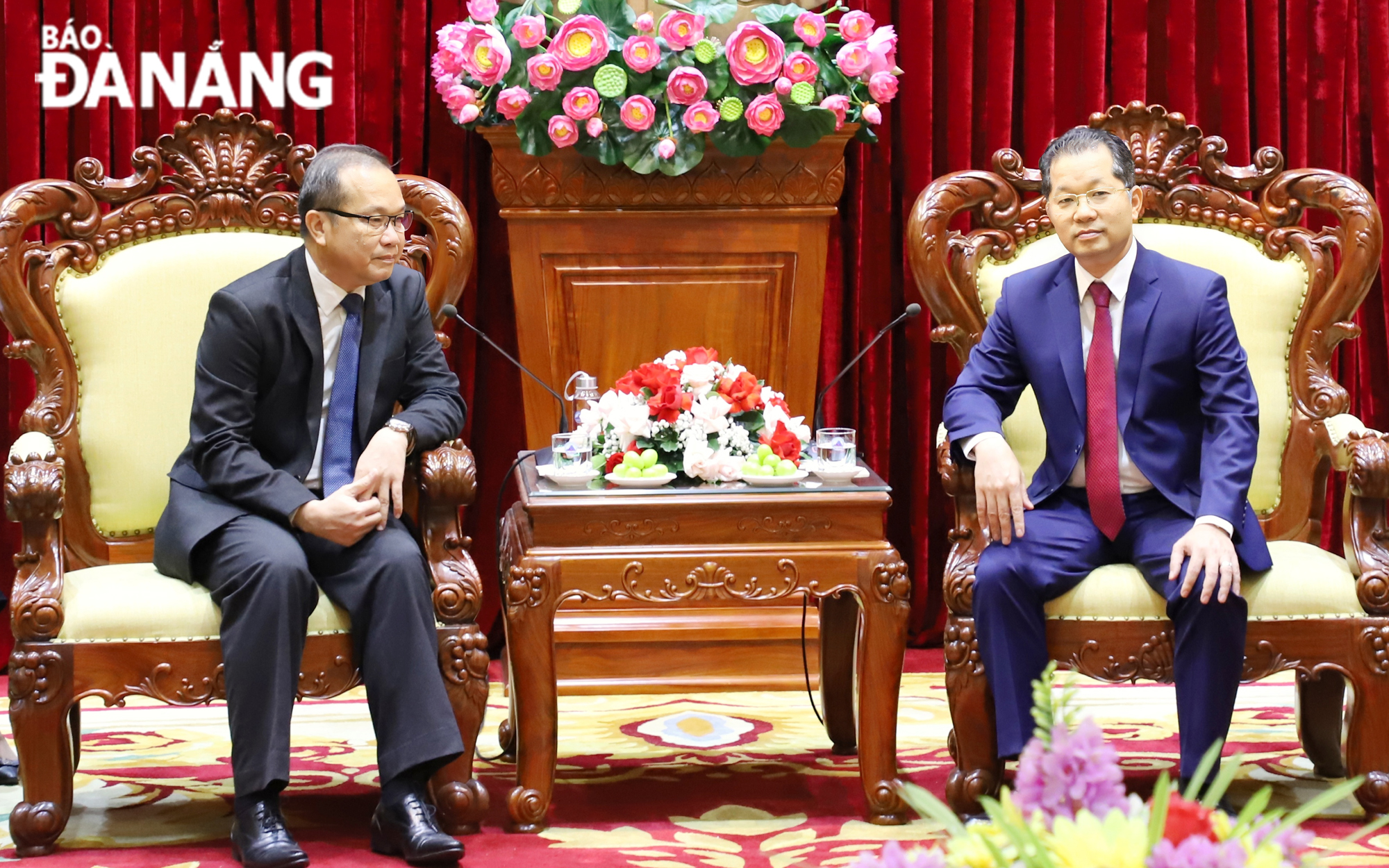 Da Nang Party Committee Secretary Nguyen Van Quang (right) receiving Lao Consul General Souphanh Hadaoheuang on the occasion of the 77th anniversary of Viet Nam's National Day. Photo: NGOC PHU