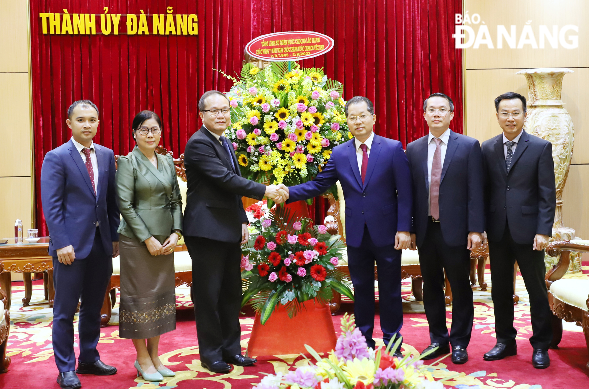 Lao Consul General in Da Nang Souphanh Hadaoheuang presenting flowers to congratulate the city's leaders on the 77th anniversary of Viet Nam's National Day. Photo: NGOC PHU