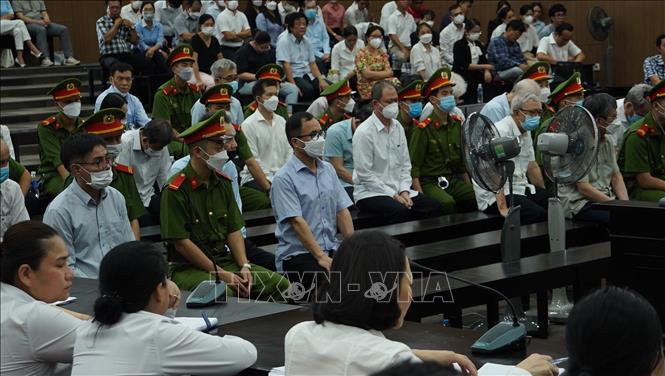 Các bị cáo nghe Tòa tuyên án.