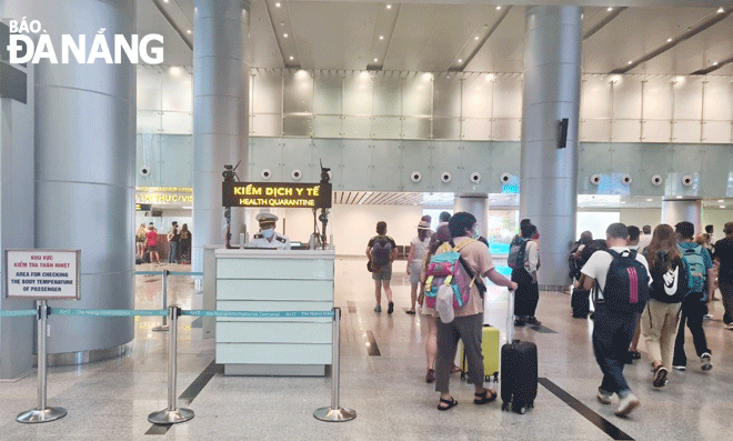 Lực lượng chức năng tại Sân bay quốc tế Đà Nẵng thực hiện giám sát người dân, du khách nhập cảnh để kịp thời phát hiện bệnh đậu mùa khỉ. Ảnh: PHAN CHUNG