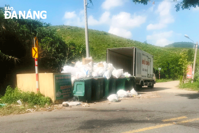 Một xe chở rác từ một doanh nghiệp ở Khu công nghiệp Đà Nẵng lên đổ vào điểm tập kết rác sinh hoạt ở thôn Phú Túc, xã Hòa Phú, huyện Hòa Vang vào tháng 6-2022 và hiện UBND huyện Hòa Vang đang xử lý vụ vi phạm này. Ảnh: HOÀNG HIỆP