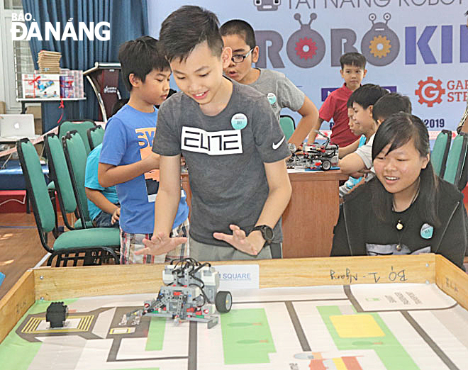 Học sinh thành phố tham gia cuộc thi Robokids do Trung tâm Stem Square Đà Nẵng tổ chức năm 2021.  Ảnh: NGỌC HÀ