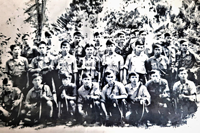 Ông Trần Văn Sang (bên phải, ngoài cùng, đứng hàng thứ 3 sau cùng) chụp ảnh lưu niệm với các đồng đội vượt ngục thành công ở nhà tù Phú Quốc năm 1971.  (Ảnh do nhân vật cung cấp)