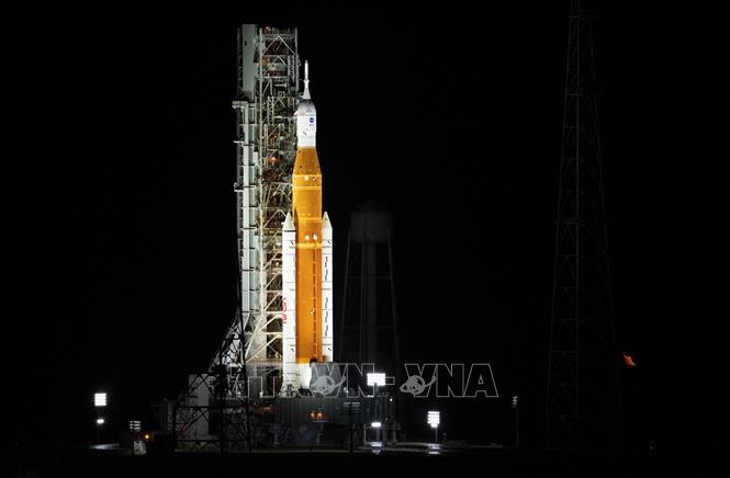 Tên lửa đẩy Artemis mang theo tàu vũ trụ Orion được đặt trên bệ phóng Launch Pad 39B ở trung tâm vũ trụ Kennedy thuộc Cape Canaveral, bang Florida (Mỹ) ngày 28-8-2022. Ảnh: AFP/TTXVN