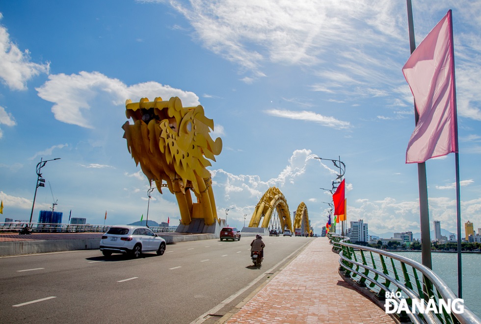Cầu Rồng - Biểu tượng của thành phố Đà Nẵng rực rỡ sắc cờ chào mừng ngày lễ lớn của dân tộc.