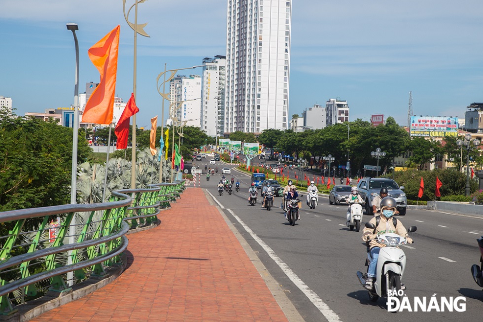 Tất cả các tuyến đường trên địa bàn thành phố được trang trí rực rỡ nhân dịo kỷ niệm 77 năm Cách mạng Tháng Tám và Quốc Khácnh 2-9 (1945 - 2022)