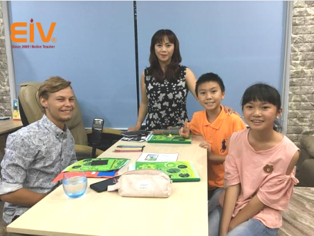 Giáo viên bản ngữ của EIV Education và các học viên nhí.