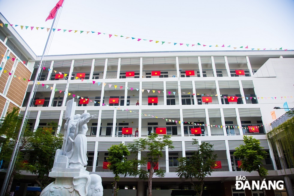Trường THCS Hai Bà Trưng trang trí sắc cờ trong khuôn viên trường chào mừng ngày Quốc khánh 2-9.