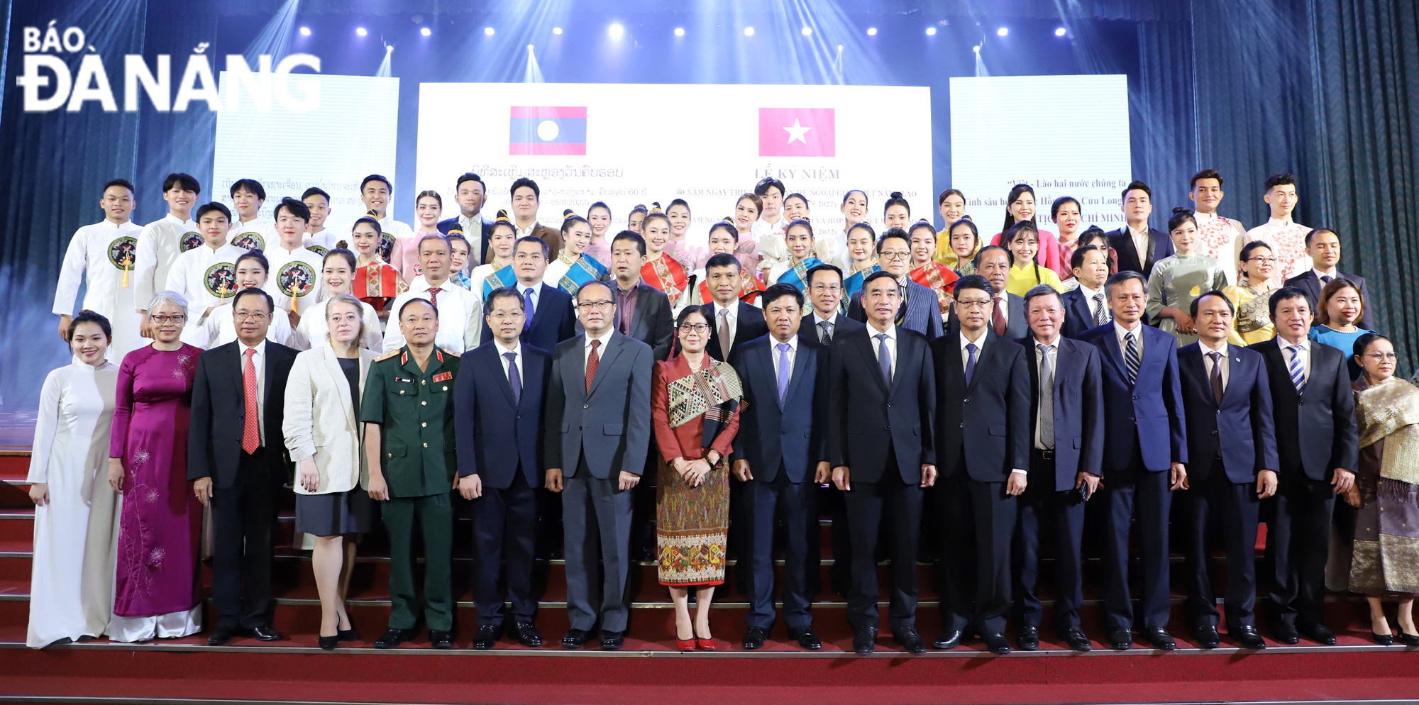 City leaders taking a souvenir photo with international delegates and Lao students in Da Nang.