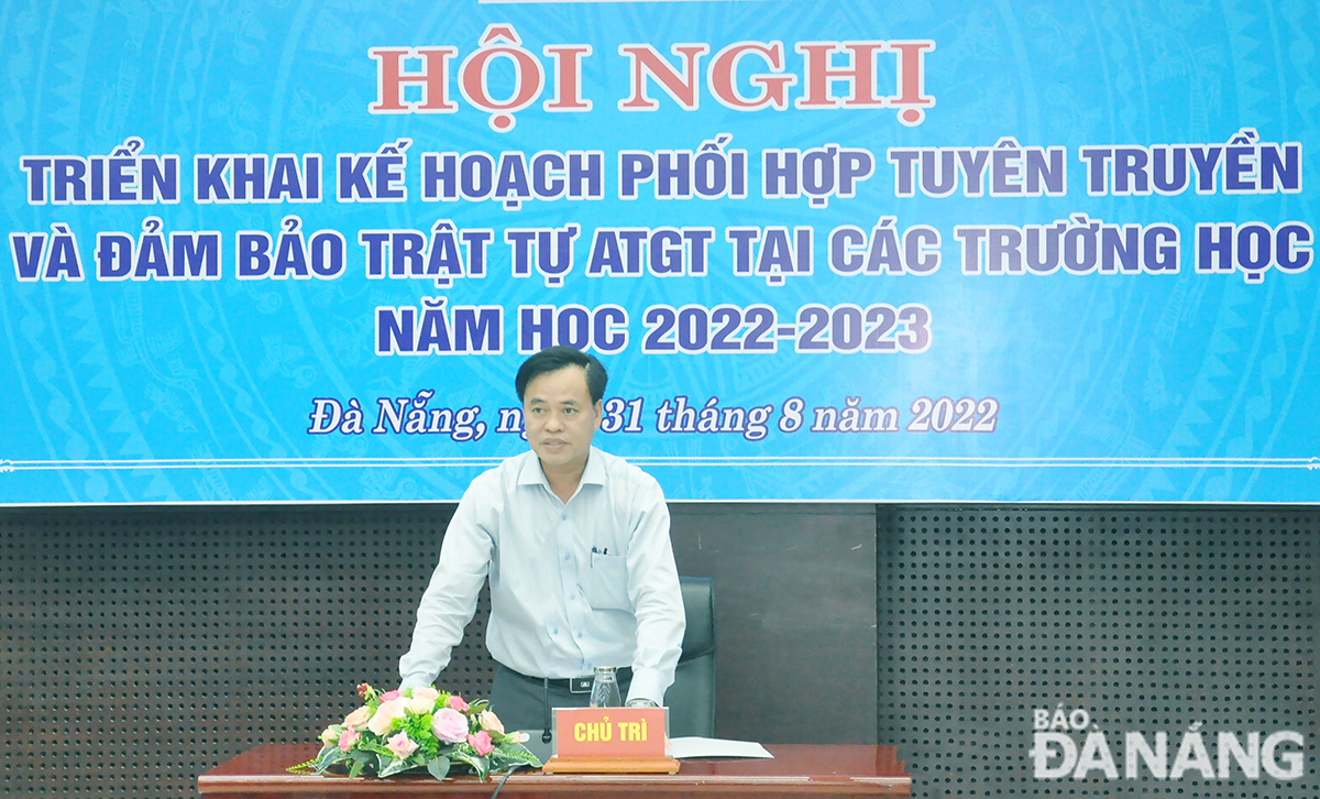 Phó Giấm đốc Sở Giao thông vận tải Nguyễn Trung Nghĩa phát biểu tại hội nghị. Ảnh: THÀNH LÂN