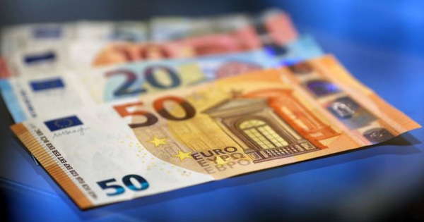 Lần đầu tiên trong 20 năm, euro rẻ hơn USD