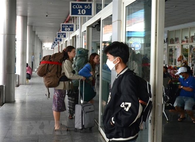 Visitors at a bus station in Da Nang (Photo: VNA)